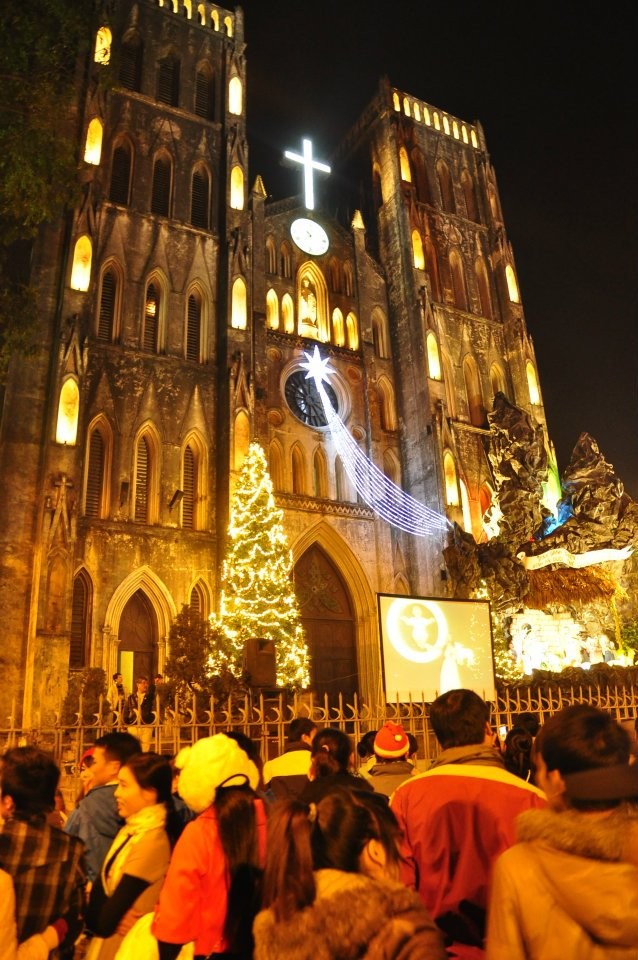 Une soirée de Noël chaleureuse à Hanoi - ảnh 4